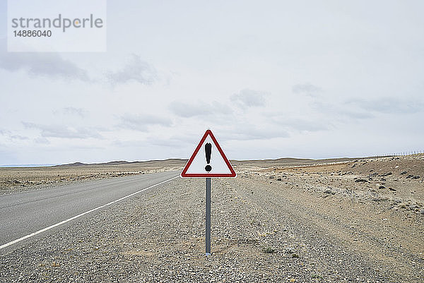 Argentinien  Patagonien  Leere Straße mit Ausrufezeichen mitten in der Wüste