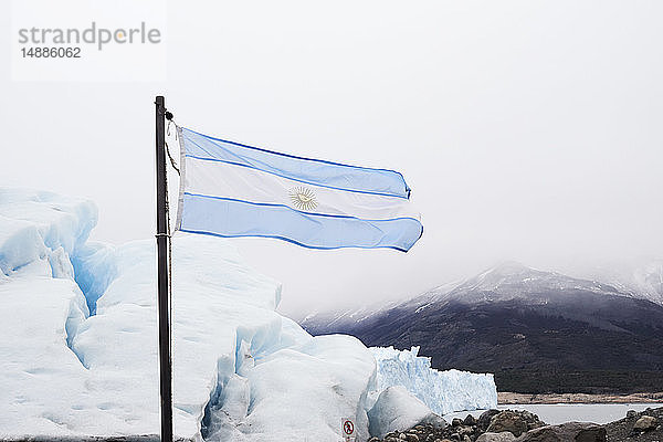 Argentinien  Patagonien  Argentinische Flagge am Perito-Moreno-Gletscher