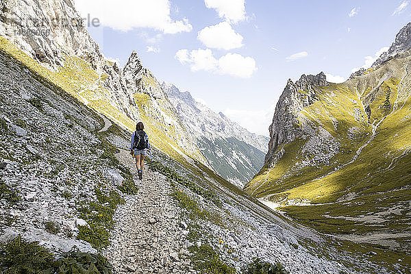 Österreich  Tirol  Frau auf einer Wanderung in den Bergen