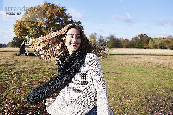 Porträt einer glücklichen jungen Frau in einem Park