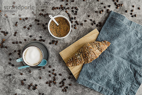 Tasse weissen Kaffee und ein Croissant für die ganze Mahlzeit
