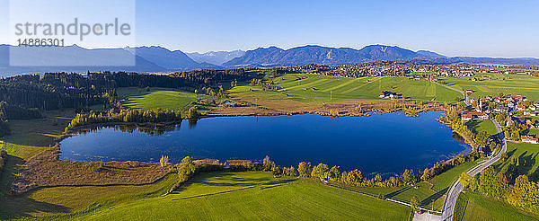 Deutschland  Oberbayern  Alpenvorland  Luftaufnahme von Froschhausen  Froschhauser See  Murnau am Staffelsee im Hintergrund
