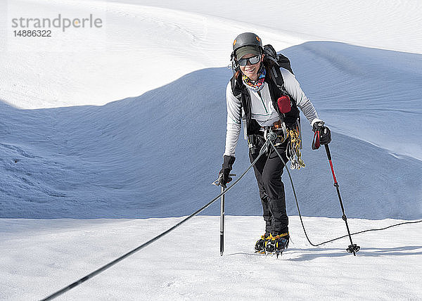 Grönland  Sermersooq  Kulusuk  Schweizer Alpen  Porträt eines lächelnden Bergsteigers im Schnee