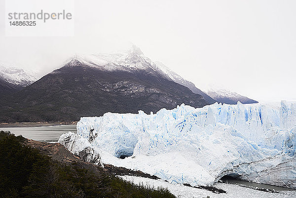 Argentinien  Patagonien  gebrochenes Eis vom Gletscher im Perito-Moreno-Gletscher