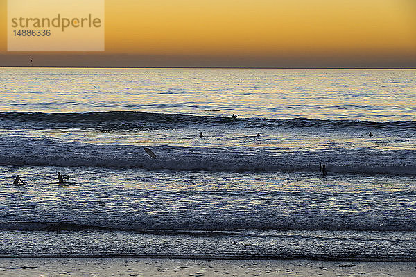 USA  Kalifornien  Del Mar  Pazifischer Ozean  Surfer bei Sonnenuntergang