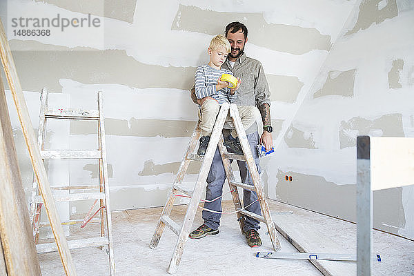 Vater und Sohn arbeiten am Umbau von Dachböden