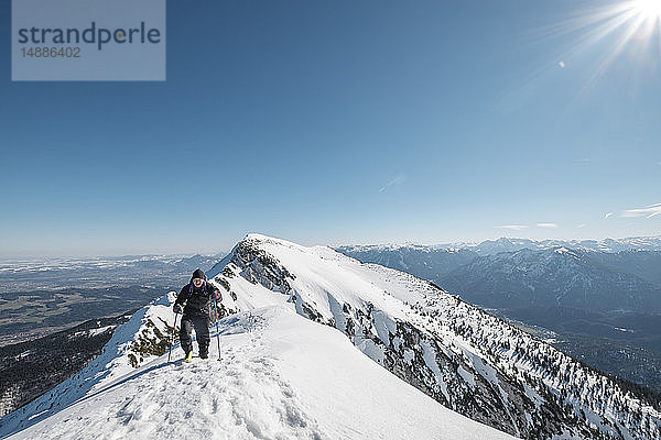 Deutschland  Bayern  Gamsknogel  Weissbach  Chiemgau  Seniorenwandern in Winterlandschaft