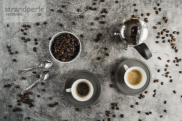 Tasse schwarzer Kaffee  Tasse Espresso-Kaffeelöffel und Kaffeebohnen