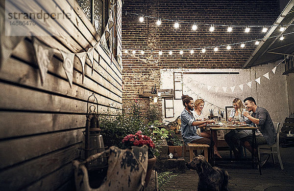 Freunde grillen im Hinterhof  essen zusammen