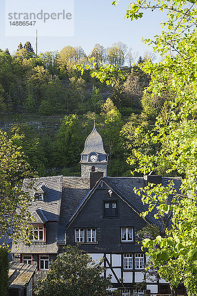 Deutschland  Nordrhein-Westfalen  Eifel  Monschau  historisch typisches Fachwerkhaus mit Schieferplatten