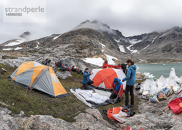 Grönland  Sermersooq  Kulusuk  Schweizerische Alpen  Gruppe von Leuten  die ihr Lager aufschlagen