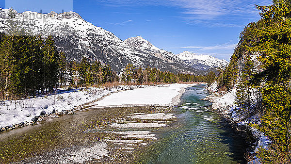 Österreich  Tirol  Lechtal  Lechfluss im Winter