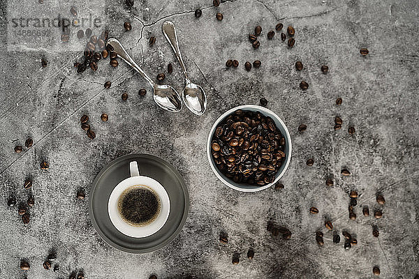 Tasse schwarzer Kaffee  Kaffeelöffel und Kaffeebohnen