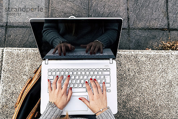 Nahaufnahme einer Frau  die einen Laptop im Freien benutzt