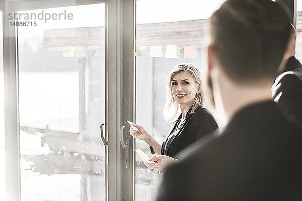 Geschäftsleute  die in ihrem Büro eine Besprechung abhalten