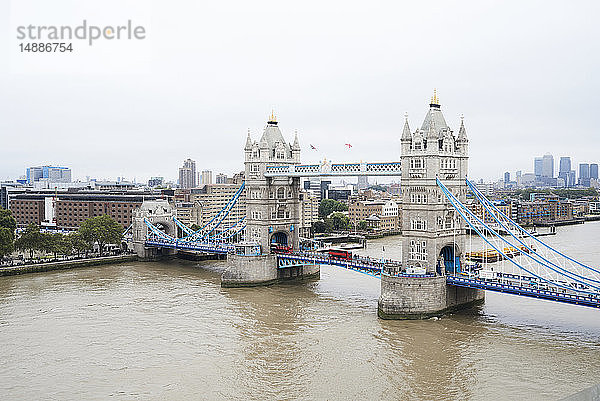 UK  London  Luftaufnahme der Tower Bridge