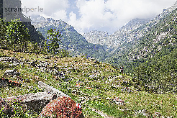 Schweiz  Tessin  Region Verzascatal  Redorta-Tal  Frau auf einem Wanderweg