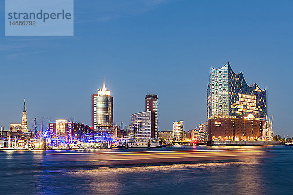 Deutschland  Hamburg  Elbphilharmonie und HafenCity zur blauen Stunde