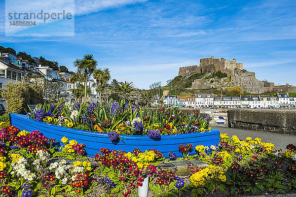 Vereinigtes Königreich  Kanalinseln  Jersey  die Stadt Mont Orgueil und ihr Schloss  Blumenstrauss in einem Boot
