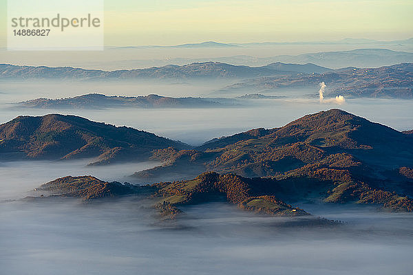 Italien  Umbrien  Apenninen bei Sonnenaufgang vom Berg Cucco aus gesehen