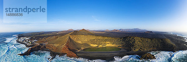 Spanien  Kanarische Inseln  Lanzarote  Luftaufnahme von El Golfo  Charco de los Clicos  Montana del Golfo  Lago Verde