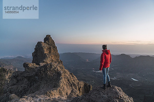 Spanien  Gran Canaria  Pico de las Nieves  Rückenansicht einer Frau  die einen Blick auf den Pico de las Nieves wirft