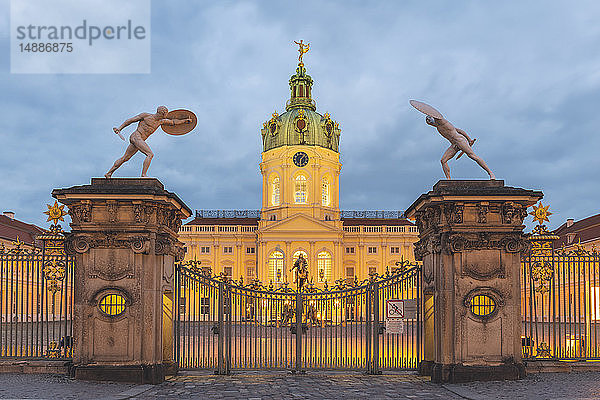 Deutschland  Berlin-Charlottenburg  Schloss Charlottenburg  Eingangstor mit Schwertkämpferstatuen am Abend