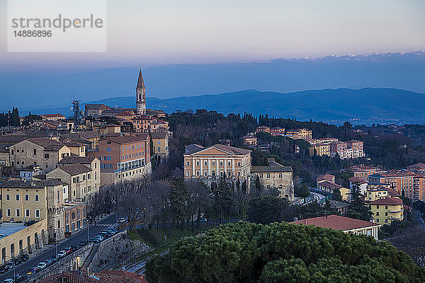 Italien  Umbrien  Perugia  Blick auf das Stadttal und die umliegenden Hügel bei Sonnenuntergang