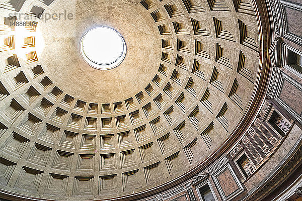 Italiy  Rom  Blick auf die Kassettendecke des Pantheon  Teilansicht