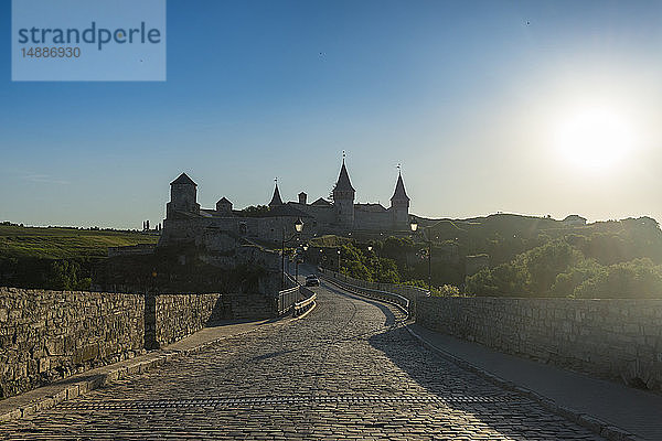 Schloss Kamianets-Podilskyi bei Sonnenuntergang  Kamianets-Podilskyi  Ukraine