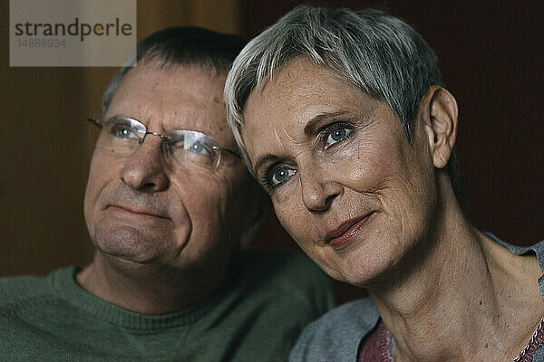 Porträt eines selbstbewussten älteren Paares  das wegschaut