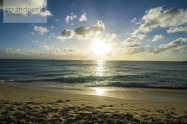 Karibik  Antillen  Sint Maarten  Sonnenuntergang am Strand von Maho Bay