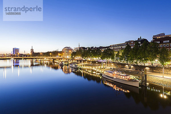 Deutschland  Freie Hansestadt Bremen  Schlachte  Weser  Flussufer  Promenade  Boote  Biergarten  Restaurants  Abenddämmerung