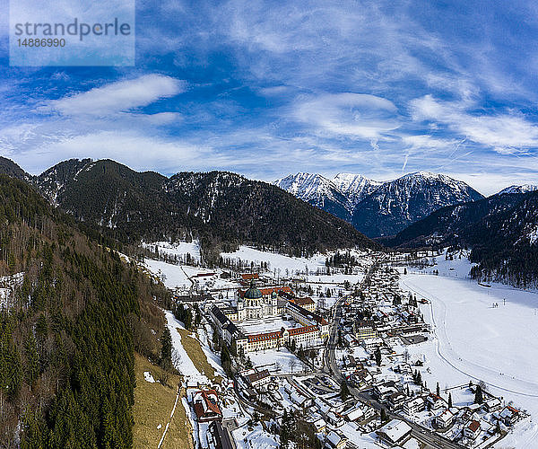 Deutschland  Bayern  Garmisch Partenkichen  Oberammergau  Ettal  Benediktinerabtei  Kloster Ettal im Winter