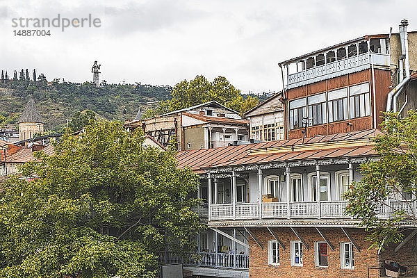 Georgien  Tiflis  Blick von der Altstadt auf die Monumentalstatue von Kartlis Deda