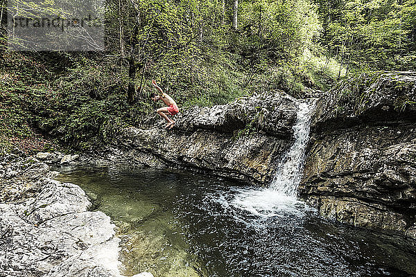 Deutschland  Oberbayern  Bayerische Voralpen  Walchensee  junger Mann springt in ein Sprungbecken