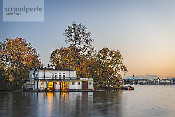 Deutschland  Hamburg  Außenalster  Ruderclubhaus im Herbst