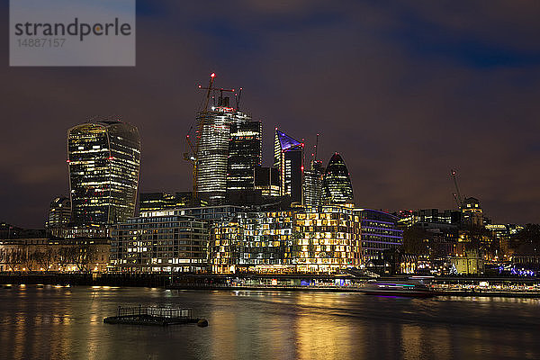 Vereinigtes Königreich  England  London  Skyline  Themse bei Nacht