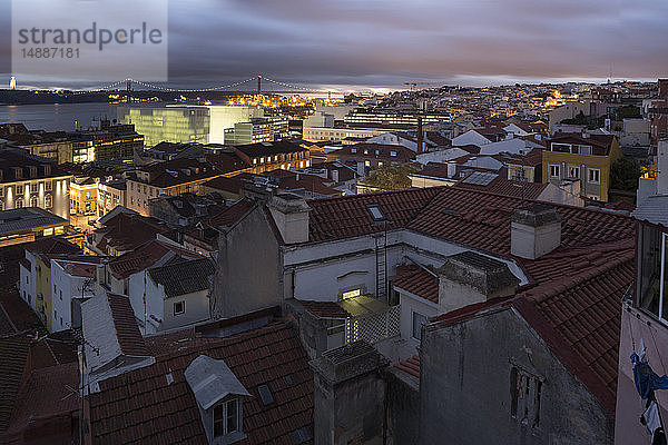 Portugal  Lissabon  Blick auf den Tejo am Abend  von Baixa aus gesehen