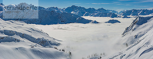 Deutschland  Allgäuer Alpen  Blick vom Zeigersattel zum wolkenverhangenen Seealpsee mit Hoefats im Hintergrund