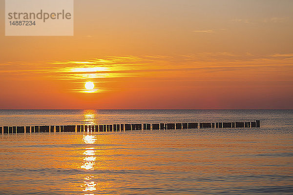 Deutschland  Mecklenburg-Vorpommern  Wustrow  Ostsee  Wellenbrecher bei Sonnenuntergang im Winter