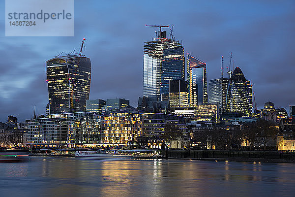Vereinigtes Königreich  England  London  Skyline an der Themse bei Nacht