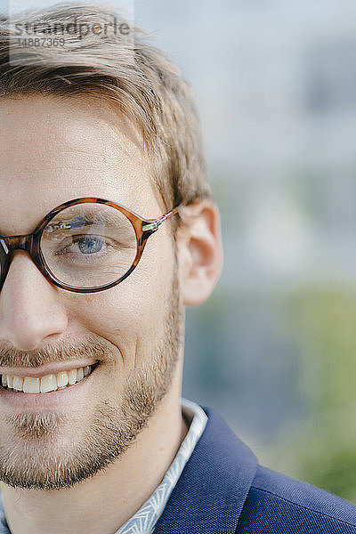 Lächelnder Geschäftsmann mit Brille  Nahaufnahme  Porträt