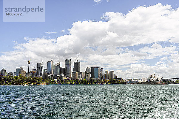 Australien  New South Wales  Sydney  Landschaft von Sydney mit dem Opernhaus und dem Finanzdistrikt