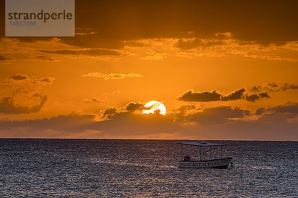 Jamaika  Negril  Sieben-Meilen-Strand  kleines Fischerboot bei Sonnenuntergang