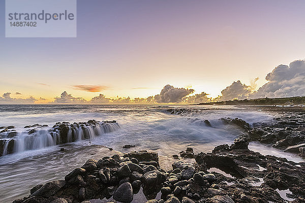 USA  Hawaii  Kauai  Pazifischer Ozean  Südküste  Kukuiula-Bucht bei Sonnenuntergang