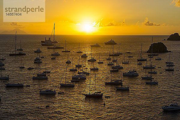 Karibik  Kleine Antillen  St. Barthelemy  Sonnenuntergang über den Luxusyachten  im Hafen von Gustavia