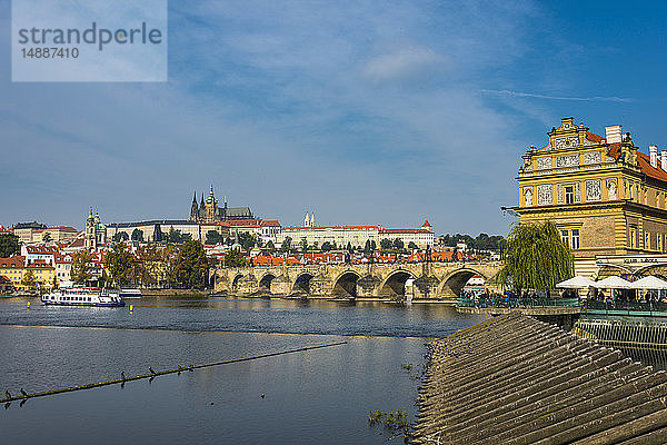 Tschechische Republik  Prag  Blick auf die Karlsbrücke und die Altstadt