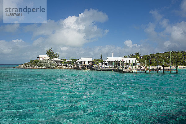 Karibik  Bahamas  Exuma  kleines Hotel auf einem Caye im türkisfarbenen Wasser