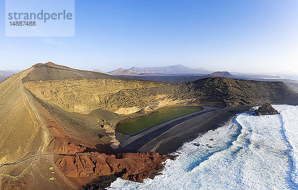 Spanien  Kanarische Inseln  Lanzarote  Luftaufnahme von El Golfo  Charco de los Clicos  Montana del Golfo  Lago Verde